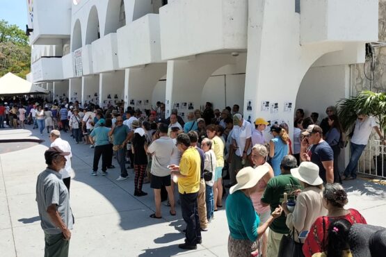 Miles aguardan en vano poder votar en el Palacio Municipal de Cancún